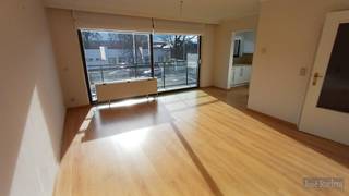 Goed onderhouden appartement met ruime en lichtrijke living, 2 slaapkamers, ruime berging, terras voor en achterkant, kelder en autostaanplaats.<br />Nabij bushalte, school, winkels en op 15 min stappen van station Leuven. <br />Het appartement heeft geen inkijk en heeft een zeer goede energie score B.<br />Garage voor ideaal voor (bak)fietsen of motor te stallen.<br />