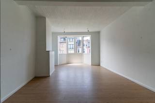 SITUATION<br /><br />Située dans l'une des rues commerçantes les plus fréquentées de Termonde, cette maison commerciale prête à emménager avec logement est idéale pour ceux qui souhaitent combiner vie privée et vie professionnelle ou qui recherchent un investissement intelligent. La Oude Vest est l'artère commerciale de la ville : un emplacement de choix offrant une visibilité et un passage maximum. De plus, vous bénéficiez d'un excellent mobiscore de 9,2/10 !<br /><br />Les magasins, les écoles, les supermarchés, les restaurants et les transports publics sont tous accessibles à pied. Pour ceux qui aiment se détendre dans la verdure, la réserve naturelle Bastion VIII et le Béguinage sont à proximité. Ici, vous vivez en plein cœur de la ville, mais avec le calme et la nature à portée de main.<br /><br />INTERIEUR<br /><br />Au rez-de-chaussée se trouve un espace commercial lumineux d'environ 50 m², équipé d'un local technique et de toilettes séparées. Grâce à son emplacement idéal, cet espace est parfait pour une profession libérale, une boutique, un bureau ou un cabinet. L'espace supplémentaire à l'arrière donne directement accès à un agréable jardin urbain de 30 m², idéal pour se détendre ou recevoir des clients en plein air.<br /><br />Le premier étage se compose d'un espace de vie spacieux et aéré et d'une cuisine entièrement équipée. Au deuxième étage, vous trouverez deux chambres et une salle de bains moderne avec douche à l'italienne.<br /><br />AVANTAGES<br /><br />Entièrement rénové et prêt à emménager.<br />Pompe à chaleur et climatisation pour un confort optimal et une consommation d'énergie réduite.<br />Convient comme maison familiale, immeuble de rapport ou combinaison commerce/habitation.<br />Visibilité maximale pour votre entreprise grâce à sa situation centrale<br /><br />Vous recherchez une maison polyvalente dans un emplacement commercial de choix à Termonde ? Ne manquez pas cette opportunité unique. Contactez Bram au +32 471 76 90 50 et planifiez votre visite dès aujourd'hui.