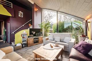 Maison familiale conceptuelle idéalement située sur un terrain de plus de 2000 m² et dans un quartier résidentiel à proximité du centre du...