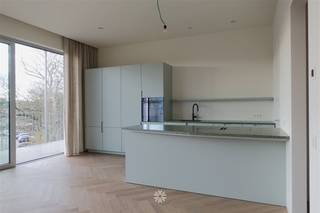 <p><span>GENT - </span><span>Bijlokehof 4</span><span>: Op zoek naar een </span><span>uitzonderlijk nieuwbouw appartement met</span><span> mooi zicht op het bijlokepark </span><span>te huur in Gent?</span><span> Dan is dit pand mogelijks iets voor u.</span></p><p><span> </span></p><p><span>De belangrijkste troeven in een notendop:</span></p><ul><li><span>Hoogwaardig afgewerkt nieuwbouwproject </span></li><li><span>Ruim terras (zuid-gericht) met prachtig zicht op het bijlokepark en de oude bijloke</span></li><li><span>Hoge plafonds met op maat gemaakte gordijnen</span></li><li><span>Ingebouwde kasten aanwezig</span></li><li><span>Inclusief ruime kelderberging, elektriciteitspunt voorzien</span></li><li><span>Optie tot bijhuren ondergrondse parkeerplaatsen aan €120/maand + 30 algemene kosten</span></li></ul><p><span> </span></p><p><span>Indeling:</span></p><p><span>Inkomhal met ingebouwde kasten, leefruimte met hyper geïnstalleerde open keuken, 2 ruime slaapkamers met ingebouwde kasten, 2 badkamers waarvan 1 met bad en 1 met inloopdouche, afzonderlijk toilet en een berging.</span></p><p><span> </span></p><p><span>Domicilie verplicht. Beschikbaar vanaf heden.</span></p><p><span>Huurprijs: € 1500 + € 145 provisie onderhoud algemene delen en privaat verbruik vloerverwarming. Elektriciteit en water afzonderlijk af te rekenen.</span></p><p><span> </span></p><p><span>EPC in aanvraag - Nieuwbouw</span></p><p><span> </span></p><p><span>Neem contact op met Axel Lenaerts makelaars voor een bezoek ter plaatse via onze website.</span></p>