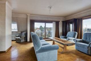 <p><span>Op te frissen, ruim dakappartement op een toplocatie in Gentbrugge, nabij openbaar vervoer, winkels, oprit autostrade en Gent centrum. Indeling: inkomhal, zonnige living voorzien van open haard en grote raampartijen,  ingerichte open keuken, apart gastentoilet, berging/wasplaats, badkamer (voorzien van lavabo, douche, ligbad, toilet) en 3 volwaardige slaapkamers. Daarnaast beschikt het appartement ook over 2 terrassen; voor -en achteraan en een afgesloten garagebox.</span></p><p><span> </span></p><p><span> Bijzonderheden: de lift stopt in het appartement. Terassen recent vernieuwd. </span></p><p><span> </span></p><p><span>Contacteer Dieter van Pattymo voor meer informatie of een bezoek via Dieter@pattymo.be of 0477/19.81.12. </span></p>