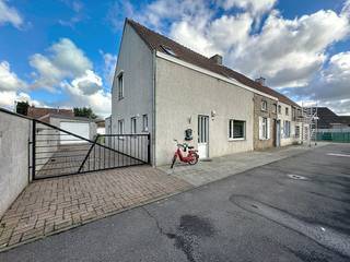 Maison confortable de 2 chambres avec grand jardin à louer à Oostkamp. Cette maison bénéficie d'un emplacement très central, à proximité des commerces, à la frontière avec Assebroek et Sint-Michiels.De plus, les magasins et autres installations se trouvent à deux pas. Dotée d'un grand jardin où vous pourrez vous détendre, cette maison offre une expérience de vie agréable dans un quartier calme mais bien desservi.Disposition :Rez-de-chaussée : allée avec portail verrouillable - hall d'entrée (5 m²) avec toilettes séparées - salon (40 m²) avec cuisine ouverte (10 m²) avec cuisinière à gaz, four, réfrigérateur, lave-vaisselle et évier - débarras avec raccordement pour machine à laver (3 m²) - véranda (8 m²) - terrasse (30 m²) - jardin (100 m²) - garage (20 m²) - abri de jardin (15 m²) - abri de jardin (18 m²). 1°V. : hall de nuit (5 m²) avec toilettes séparées - 2 chambres (14 m² et 10 m²) - espace bureau (6 m²) - salle de bain (8 m²) avec baignoire, douche à l'italienne et double vasque. Dans l'ensemble : - prix de location : 890,00 €/mois- disponible immédiatementAvantages : - grand jardin- emplacement idéal- aménagement pratique- espace pour deux voituresLe moyen le plus rapide pour visiter cette propriété ? Demandez votre visite via le bouton rose de notre site Web (www.dewaele.com) et vous serez contacté par notre experte en location Steffi. Les rendez-vous ne peuvent pas être pris par téléphone. Pour toute autre question, vous pouvez nous contacter par téléphone au 050 444 999.