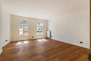 Een schitterende buurt om in te wonen. De Theaterbuurt verbindt het Zuid met de Leopoldstraat en heeft alles wat een stad boeiend maakt: de Botanische Tuin, het Botanic Sanctuary Hotel, restaurant Cobra, het Theaterplein met haar markten in het weekend, goede restaurants en winkels: allemaal op wandelafstand.<br /><br />Het appartement bevindt zich op de tweede verdieping van een goed onderhouden historisch gebouw. Dankzij de zuidgerichte voorgevel is er veel natuurlijk licht in de leefruimte.². Parketvloeren en hoge plafonds geven het geheel karakter.<br />De indeling is praktisch: een inkomhal met vestiairekast, een volledig ingerichte keuken met aparte wasberging, twee ruime slaapkamers elk met ensuite badkamer, en twee afzonderlijke toiletten. De hoofdslaapkamer heeft ingebouwde kasten. Verder zijn er een fietsenberging en een privatieve kelderberging. <br /><br />Lage vaste kosten en een gunstig EPC.