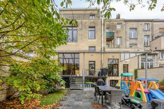 Charmant herenhuis gelegen aan de Leopold II-laan in Koekelberg.<br />Deze op te frissen woning beschikt over een royale oppervlakte van 464m². Vandaag is ze ingedeeld als kinderdagverblijf (op de verdiepingen -1 en 0), waarvan de activiteit reeds werd stopgezet, en een woongedeelte met 7 slaapkamers.<br /><br />De indeling van de woning is als volgt:<br />Verdieping -1: vroeger kinderdagverblijf (meerdere ruimtes, waaronder een kleine keuken), toegang tot de zuidgeoriënteerde tuin, kelder op -2, technische ruimte met verwarmingsketel (Viessmann, 2014 en gekeurd).<br /><br />Verdieping 0: tweede deel van het kinderdagverblijf met twee royale leefruimtes, keuken, bijkeuken en toegang tot het terras en de tuin.<br /><br />Verdieping 1: eerste deel van het woongedeelte: lichtrijke woonkamer, ruime eetkamer met keuken, bureau, badkamer voorzien van dubbele wastafel, bad en douche. Op het tussenverdiep bevindt zich nog een vestiaire/bergruimte met elektrische boiler en een apart toilet.<br /><br />Verdieping 2: drie ruime (slaap)kamers, waarvan één met aanpalend terras (28 m²).<br /><br />Verdieping 3: vernieuwde berging, vier slaapkamers (gelegen onder het dak), badkamer met douche en twee wastafels, en een apart toilet.<br /><br />De achtergevel werd geïsoleerd in 2007.<br />Het EPC vermeldt dat de gevel niet geïsoleerd is, maar de achtergevel werd wel degelijk geïsoleerd in 2007. Elektrische keuring conform.<br /><br />Wenst u dit pand graag te bezichtigen? Doe een aanvraag via www.dewaele.com of via Danielle Kaluza 0491 27 21 88.