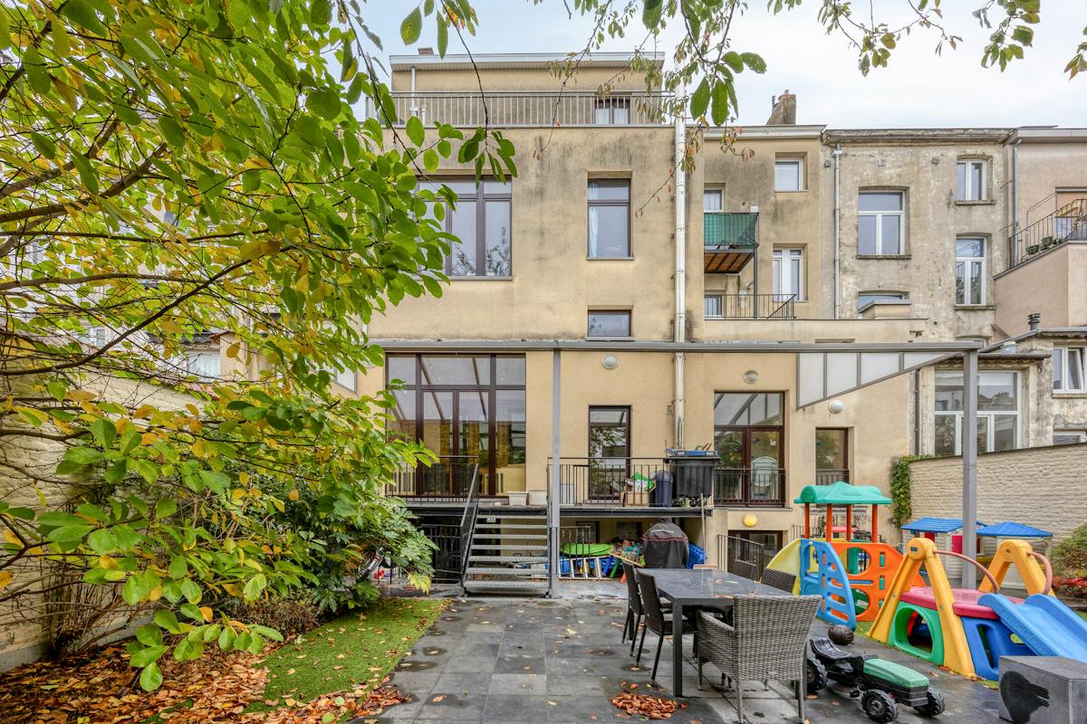 Maison de ville de 7 chambres à rafraîchir avec jardin urbain. - photo 1