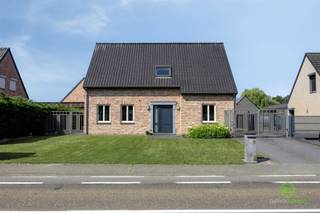 <p><span>In Schulen vinden we deze instapklare gezinswoning terug met werkplaats/atelier op een ruim perceel van 51a 51ca.</span></p><p><span> </span></p><p><span>Op wandelafstand is er een kleuter- en basisschool gelegen, alsook verschillende horecagelegenheden en sportmogelijkheden. In de onmiddellijke buurt ligt het Schulensmeer met verschillende wandel- en fietspaden.</span></p><p><span>Het Klaverblad van Lummen, met verbindingen richting Antwerpen – Brussel – Luik, ligt op minder dan 5km.</span></p><p><span> </span></p><p><span>Gelijkvloers is de woning ingedeeld met een centrale inkomhal voorzien van een gastentoilet. Aan de rechterkant vinden we de eerste slaapkamer/bureau. Links werd de woonkamer met aansluitende eetkamer en open keuken ingericht. Rond de houtkachel is het hier gezellig vertoeven in de wintermaanden. De keuken is volledig uitgerust met de nodige toestellen, een handig ziteiland, voldoende opbergruimte en een gemakkelijk te onderhouden werkblad. Een dubbele spoelbak, vaatwasmachine, microgolfoven, heteluchtoven, koelkast en 5-pits gasvuur zijn allemaal aanwezig. Naast de keuken is er nog een handige wasplaats gelegen voorzien van inbouwkasten en inloopdouche.</span></p><p><span>Op de bovenverdieping vinden we een tweede slaapkamer, een apart toilet, een dressing, de master bedroom en de badkamer. Deze werd uitgerust met een ligbad, een lavabomeubel met dubbele spoelbak en dubbele handdoekkast. </span></p><p><span> </span></p><p><span>De woning beschikt over een mooi A-label waardoor deze helemaal klaar is voor de toekomst. De elektriciteit is conform en de 33 zonnepanelen zorgen voor een lage elektriciteitsfactuur. Op het terrein zijn er eveneens 3 regenwaterputten van elk 10.000L voorzien, aangesloten op de toiletten, het wasmachine en de buitenkraan.</span></p><p><span> </span></p><p><span>De aparte garage (63m²) is zeer ruim en beschikt over een klein keukentje en een achtergelegen douchekamer. Ook werd de bovenverdieping hier ingericht met een bijkomende woonmogelijkheid. </span></p><p><span> </span></p><p><span>De prachtige tuinkamer werd nog maar recent gebouwd en is uitgerust met een natuurstenenvloer en airco. Vanop het aangrenzende terras is er een prachtig verzicht over de aangelegde tuin. </span></p><p><span> </span></p><p><span>De bijhorende werkplaats is bereikbaar via de koer achter de woning, maar ook via een aparte doorgang vanop straat naast huisnr 8. Deze ruime werkplaats van ± 150m² is onderkelderd en beschikt over een afzuiginstallatie. Aan de voorzijde werd er een volledig ingericht bureau voorzien met een prachtige kastenwand. </span></p><p><span> </span></p><p><span>Pluspunten:</span></p><p><span>- combinatie wonen/werken</span></p><p><span>- topafwerking</span></p><p><span>- ruime werkplaats</span></p><p><span>- grote tuin</span></p><p><span>- centrale ligging</span></p><p><span> </span></p><p><span>De vermelde bewoonbare oppervlakte is de netto-oppervlakte van de woning met uitzondering van de kelder, zolder en bijgebouwen.</span></p>