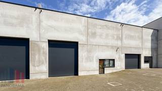 Instapklaar magazijnruimte te koop op een strategische toplocatie in Affligem.<br />Dit moderne bedrijfsgebouw uit 2021 biedt <strong>227 m² hoogwaardige opslagruimte</strong>, aangevuld met <strong>3 privatieve parkeerplaatsen</strong>.<br /><br />De magazijnruimte beschikt over een vrije hoogte van <strong>8 m </strong>en is uitgerust met een <strong>sectionale poort</strong> van 4 m x 4 m, waardoor het pand een uitstekende toegankelijkheid biedt voor zowel leveringen als logistieke activiteiten.<br /><br />Dankzij de nabijheid van de op- en afritten van de<strong> E40</strong> geniet deze locatie van een bijzonder vlotte verbinding richting Brussel, Gent en Aalst. Ook de <strong>N9</strong> en Brusselbaan zorgen voor een uitstekende bereikbaarheid voor klanten, leveranciers en medewerkers.<br /><br />Op zoek naar extra opslagruimte, een showroom of kantoorruimte? Op dezelfde site zijn eveneens 409 m² showroom- en kantoorruimte, 227 m² opslagruimte en 8 parkeerplaatsen beschikbaar.<br /><br />Contacteer<strong> PANORAMA B2B</strong> voor bijkomende inlichtingen, plannen of een vrijblijvend plaatsbezoek via<strong> 0477 07 30 30</strong>.