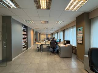 Deze interessante opbrengsteigendom is gelegen op een strategische locatie in de Haven van Gent en beschikt over een totale bewoonbare oppervlakte van ca. 1.000 m².<br /><br />Het gebouw omvat momenteel:
<ul>
	<li>4 ruime appartementen met telkens 3 slaapkamers</li>
	<li>1 kantoorruimte van ca. 300 m² op het gelijkvloers met tuin</li>
</ul>
Er is een <strong>vergunning </strong>aanwezig om de kantoorruimte eventueel op te splitsen in <strong>2 bijkomende appartementen</strong>, wat extra ontwikkelings- en meerwaardepotentieel biedt.<br />Van de vier appartementen zijn er:
<ul>
	<li>2 recent gerenoveerd</li>
	<li>2 nog in originele staat</li>
</ul>
De buitenschil van het gebouw werd volledig vernieuwd en geïsoleerd, wat een belangrijke structurele investering en energetische meerwaarde betekent.<br /><br />Meer informatie of een bezoek is mogelijk via Arcade Vastgoed.