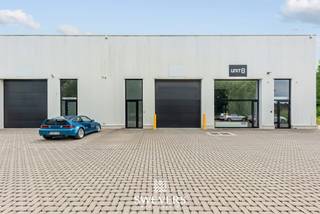 Interesse? Meer informatie op www.SWEVERS.be. - Instapklare KMO-unit van 198 m² op een verzorgd bedrijvenpark in Diepenbeek, geschikt als opbrengsteigendom of voor eigen bedrijfsactiviteiten. De unit dateert van 2008, is goed onderhouden en beschikt over een open indeling met een vrije hoogte van ongeveer 6 meter, ideaal voor opslag en logistiek. De bedrijfsruimte is uitgerust met een polybetonvloer, een elektrische sectionale poort, een aparte loopdeur en twee privatieve parkeerplaatsen. Dankzij de centrale ligging op het industrieterrein is de unit vlot bereikbaar. Voor investeerders is de unit extra interessant omdat ze momenteel verhuurd is, met een maandelijkse huuropbrengst van € 1.013 (+ € 60 maandelijkse kosten), waardoor er onmiddellijk een stabiele opbrengst is. Een interessante opportuniteit voor zowel beleggers als ondernemers. Neem gerust contact op met Swevers Real Estate via 011 255 155 voor meer informatie of een persoonlijke rondleiding.