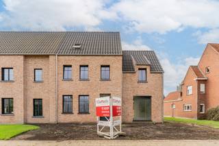 <h1>Exclusieve nieuwbouwwoning met zuidgerichte tuin en vrije afwerking</h1>
<p>In de rustige woonomgeving in Beerse bevindt zich deze uitzonderlijke nieuwbouwwoning op een perceel van 585 m². Een eigendom waar ruimte, licht en hedendaags wooncomfort samenkomen en waar u nog mee richting kunt geven aan de uiteindelijke afwerking van uw toekomstige thuis. Met een bewoonbare oppervlakte van maar liefst 284 m², een ruime garage of bijgebouw van 40 m², vier slaapkamers en een afzonderlijk bureau biedt deze woning alle ruimte voor comfortabel gezinsleven, thuiswerk en ontspanning.</p>
<p>De architectuur werd ontworpen met bijzondere aandacht voor licht en leefkwaliteit. De royale leefruimte wordt gekenmerkt door indrukwekkende kamerhoge raampartijen die zorgen voor een overvloed aan natuurlijk daglicht en een prachtige verbinding met de zuidgerichte tuin. Hierdoor ontstaat een open en ruimtelijk gevoel dat in elk seizoen tot zijn recht komt. De huidige foto's geven een tussenfase van de bouwwerken weer. Tegen oplevering zal de woning zich in een verder afgewerkt stadium bevinden, terwijl u als koper nog de mogelijkheid behoudt om belangrijke afwerkingskeuzes zelf te bepalen. De inrichting van de keuken, badkamer, vloeren, binnendeuren en tuinaanleg kan nog naar eigen voorkeur worden ingevuld, zodat uw nieuwe thuis volledig aansluit bij uw smaak, comfortwensen en levensstijl. De vermelde verkoopprijs heeft betrekking op de woning zoals voorzien in het lastenboek. De afwerking van keuken, badkamer en sanitair, vloeren, binnendeuren, tuinaanleg en eventuele persoonlijke meerwerken is niet inbegrepen in de geafficheerde prijs en kan volledig volgens uw wensen worden samengesteld. Ook op technisch vlak werd gekozen voor duurzaamheid en toekomstgericht wonen. Dankzij de combinatie van een warmtepomp, een ventilatiesysteem en hoogwaardige isolatie voldoet deze woning aan de hedendaagse energie-eisen en geniet u van een aangenaam binnenklimaat met een laag energieverbruik.</p>
<h3>Troeven</h3>
<ul>
<li>Perceel van 585 m²</li>
<li>Bewoonbare oppervlakte van 284 m²</li>
<li>Zuidgerichte tuin</li>
<li>Kamerhoge ramen met maximale lichtinval</li>
<li>4 volwaardige slaapkamers</li>
<li>Afzonderlijk bureau of praktijkruimte</li>
<li>Garage/bijgebouw van 40 m²</li>
<li>Vrije keuze in belangrijke afwerkingen</li>
<li>Energiezuinige nieuwbouw met warmtepomp</li>
<li>Vlotte verbinding naar winkels, scholen en invalswegen</li>
</ul>
<p>Een unieke kans voor wie op zoek is naar een ruime gezinswoning met karakter, hedendaags comfort en de mogelijkheid om de afwerking mee vorm te geven volgens eigen smaak en budget.</p>
<p><strong>Plannen, lastenboek, afwerkingsmogelijkheden en prijsinformatie zijn verkrijgbaar op kantoor. (Domestic makelaars) Wij begeleiden u graag bij de realisatie van uw toekomstige droomwoning. Contact Dirk Luyckx 014 61 03 86 of via dl@domestic.be<br /><br />De vermelde verkoopprijs is exclusief btw op de constructiewaarde en exclusief registratierechten op het grondaandeel, evenals de bijhorende notariële akte- en dossierkosten. </strong></p>