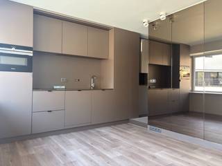 Bent u op zoek naar een studio met comfort op een toplocatie? Graag stellen we u dan deze studio voor, die zich op het eerste verdieping bevindt.<br /><br />Binnenkomen doet u via de inkomhal waarbij u meteen zicht krijgt op de  woonkamer met geïnstalleerde keuken. De woonkamer is uitgerust met een bureau en heeft ruimte voor een bed ( 140x20),  een kleine eettafel en een kast. Deze keuken beschikt over een oven van Siemens, vaatwasser, frigo en spoelbak. Rechts van deze keuken, bevindt zich een moderne badkamer die een douche met lavabo bevat.  Verder is er een apart toilet met lavabo. Achter dit toilet bevindt zich een dakterras, hetwelk toelaat om een frisse neus op te halen.<br /><br />Een echte troef voor deze studio is de keuze voor kwalitatieve materialen zoals een premium keuken met Siemens toestellen en een mooie badkamer met maatwerk.<br /><br />De studio is beschikbaar vanaf 01/08/2026 voor een periode van <strong>minimum 3 jaar</strong>.<br />De maandelijkse huurprijs bedraagt €675 per maand + een maandelijkse <strong>provisie </strong>van €135 per maand voor <strong>water</strong>, <strong>verwarming </strong>en het onderhoud van de gemeenschappelijke delen (elektriciteit is niet inbegrepen in deze maandelijkse provisie).<br /><br />Bent u geïnteresseerd in deze studio in de Dirk Boutslaan? Aarzel dan niet om een bezoek in te plannen via https://immojanstas.be/nl/huren door op "bezoekmoment kiezen" te klikken.