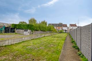 <p><strong>Beringen</strong>: halfopen woning nabij het centrum</p>
<p>Deze halfopen woning in de Posthoornstraat in Beringen combineert een centrale ligging met een aangename woonomgeving. Dankzij de nabijheid van het centrum, scholen, openbaar vervoer en dagelijkse voorzieningen geniet u hier van een uitstekende bereikbaarheid. Een ideale locatie voor gezinnen die comfortabel willen wonen met alles binnen handbereik.</p>
<p>De woning beschikt over een praktische indeling met drie slaapkamers en twee badkamers. De woonkamer geniet van aangename lichtinval en sluit aan op de eetkamer en keuken. Een absolute troef is de ruime tuin van 310 m² met terras en tuinhuis. Hier geniet u van voldoende buitenruimte voor ontspanning, spelende kinderen of gezellige momenten met familie en vrienden.</p>
<p><strong>INDELING:</strong></p>
<p>Gelijkvloers: inkomhal, woonkamer, eetkamer, keuken, wasplaats, achterhal en toegang tot het terras en de tuin.</p>
<p>Verdieping: nachthal, drie slaapkamers, badkamer en douchekamer.</p>
<p>Buiten: terras, ruime tuin van 310 m² en praktisch tuinhuis.</p>
<p><strong>TROEVEN:</strong></p>
<ul><li>Centrale ligging nabij het centrum van Beringen</li><li>Scholen en openbaar vervoer in de nabije omgeving</li><li>Drie slaapkamers</li><li>Twee badkamers voor extra comfort</li><li>Ruime tuin van maar liefst 310 m² met terras en tuinhuis.</li><li>Praktische indeling met voldoende leefruimte</li></ul>
<p>Bent u op zoek naar een gezinswoning met een ruime tuin op een centrale en goed bereikbare locatie? Ontdek deze eigendom in de Posthoornstraat in Beringen en plan vandaag nog uw bezoek!</p>
<p><strong>JOUW DROOMWONING. ZO GEVONDEN</strong></p>