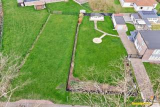  Deze bouwgrond (open bebouwing) van 7a32ca (breedte 16.04meter) ligt in een rustige straat, maar toch op een steenworp van Mol Centrum.Van de...