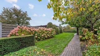 In het hart van Weelde, op een absolute toplocatie, bevindt zich dit instapklare gebouw bestaande uit een handelspand met magazijn en garage op...