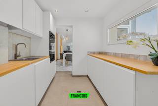 Bent u op zoek naar een stijlvolle woning waar u zonder zorgen meteen kunt intrekken? Dan is deze volledig gerenoveerde woning op de Torhoutsesteenweg absoluut een bezoek waard!<br /><br />📍 Dankzij de uiterst strategische ligging bevinden winkels, scholen, openbaar vervoer en belangrijke invalswegen zich vlakbij. Hier geniet u van een vlotte bereikbaarheid en alle dagelijkse voorzieningen binnen handbereik.<br /><br />🚪 Via de inkomhal komt u terecht in de ruime en lichtrijke open leefruimte. De gezellige zithoek en eetplaats vormen samen een aangename leefomgeving voor het hele gezin. 🍽️ Aansluitend bevindt zich de volledig uitgeruste keuken, waar koken een waar plezier wordt.<br /><br />🚻 Onder de trap vindt u een gastentoilet met aansluitend een praktische wasberging, ideaal voor extra opbergruimte en dagelijks comfort.<br /><br />🛏️ Op de eerste verdieping beschikt de woning over:<br /><br />✔️ 2 ruime slaapkamers<br /><br />✔️ Een verzorgde badkamer 🛁<br /><br />🌟 Op de zolderverdieping bevindt zich de royale masterbedroom, een echte privéruimte die bovendien voorzien is van een eigen toilet. 🚽<br /><br />💎