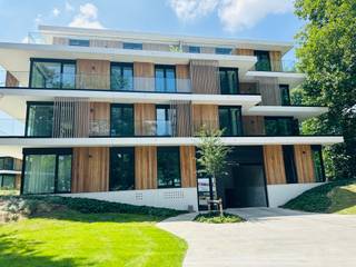 <p><strong>Nieuwbouwappartement met staanplaats te huur in Roeselare </strong></p>

<p>Ontdek dit recent gebouwde, energiezuinige appartement in Roeselare, perfect gelegen in een rustige buurt met vlotte bereikbaarheid.</p>

<p><strong>Indeling:</strong></p>

<ul><li>
	<p>Ruime inkomhal</p>
	</li><li>
	<p>Apart gastentoilet</p>
	</li><li>
	<p>Praktische berging</p>
	</li><li>
	<p>Open, volledig uitgeruste keuken</p>
	</li><li>
	<p>Lichtrijke leefruimte met zicht op het terras en de gemeenschappelijke tuin</p>
	</li><li>
	<p>2 comfortabele slaapkamers</p>
	</li></ul>

<p><strong>Extra troeven:</strong></p>

<ul><li>
	<p>Terras met tuinzicht</p>
	</li><li>
	<p>Inclusief privéstaanplaats</p>
	</li><li>
	<p>Syndic kosten: €50/maand</p>
	</li><li>
	<p>Totale huurprijs: €950/maand (incl. staanplaats en syndic)</p>
	</li></ul>

<p>Dit appartement combineert modern wooncomfort met een uitstekende ligging. Ideaal voor wie op zoek is naar rust, ruimte en gemak.</p>
<strong>Interesse?</strong> Klik hier! https://mijnhuurprofiel.be/property/e40e6f77-7797-450b-9587-f7b769518fde
