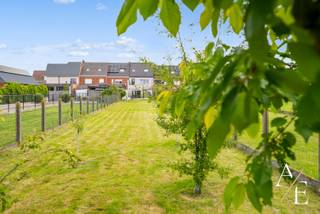 Exclusief te koop bij Access Estate – Instapklare, energiezuinige woning met royale tuin en garagebox<br /><br />BEZOEKDAG ZONDAGVOORMIDDAG 5 juli - TUSSEN 10u EN 12u op afspraak!<br />Plan uw bezoek via sms of WhatsApp op 0475 92 30 35.<br /><br />Deze prachtig gerenoveerde woning in Wichelen combineert ruimte, comfort en energiezuinigheid op een perceel van 742 m². De absolute blikvanger is de diepe, zonnige tuin met open uitzicht, aangelegd terras en achteraan toegang tot de aparte garagebox. Er is tevens een zijingang met berging voor fietsen en andere meer te plaatsten.<br /><br />Binnen geniet u van een lichtrijke leefruimte, een volledig uitgeruste keuken met zicht op de tuin, en eeen eveneens vernieuwde kelder en een apart gastentoilet. Op de verdiepingen bevinden zich 4 slaapkamers en 2 bad-/douchekamers met toiletten.<br /><br />Troeven:<br />✔ Heel dure en kwalitatieve totaalrenovatie!<br />✔ Instapklaar en uitstekend onderhouden!<br />✔ EPC-label C<br />✔ Elektrische keuring conform!<br />✔ Asbestveilig!<br />✔ Aparte garagebox!<br />✔ Vernieuwde kelder met garantie<br />✔ Volledig omheinde tuin!<br />✔ Regenwaterput<br />✔ Parkeergelegenheid/toegang achter aan de tuin voor 1 wagen!<br /><br />Dankzij de centrale ligging bevinden winkels, scholen, openbaar vervoer en het station zich op korte afstand.<br />Dit pand heeft een ideale ligging tussen Gent en Aalst/Brussel!<br /><br />Een ideale gezinswoning met een uitzonderlijke tuinbeleving. Plan vandaag nog uw bezoek!