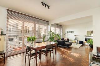 <p>ENKEL BEZOEKEN MOGELIJK DOOR ONDERSTAANDE LINK VOLLEDIG EN CORRECT IN TE VULLEN:<strong><br /></strong>https://mijnhuurprofiel.be/property/e5a2f649-d959-4165-8815-0714b4e5dc1e/login<strong><br /><br />Charmant en ruim appartement met 3 kamers op toplocatie (2018 Antwerpen)</strong></p>
<p>Gelegen in de gegeerde Van Schoonbekestraat in Antwerpen 2018 bevindt zich dit ruim en karaktervol appartement op de eerste verdieping van een kleinschalig en verzorgd gebouw. Deze rustige straat combineert een aangename woonomgeving met een uitstekende bereikbaarheid en nabijheid van winkels, openbaar vervoer en belangrijke invalswegen.</p>
<p>Bij het binnenkomen wordt u verwelkomd in de inkomhal met prachtig mozaïekparket en een praktische ingebouwde vestiairekast. Deze authentieke elementen zetten meteen de toon voor de rest van het appartement.</p>
<p>De leefruimte is ruim en gezellig, afgewerkt met een warme donkerbruine parketvloer die zorgt voor een huiselijke sfeer. De indeling maakt het een aangename plek om te wonen en te ontspannen.</p>
<p>De keuken is functioneel ingericht en biedt alle nodige comfort. Aansluitend bevindt zich een winterterras dat werd ingericht als praktische bergruimte met aansluiting voor een wasmachine — een bijzonder handige en veelzijdige extra ruimte.</p>
<p>Het appartement beschikt over drie kamers, waarvan één perfect kan dienen als bureau, dressing of hobbyruimte. De twee andere kamers zijn volwaardige slaapkamers en bieden voldoende ruimte en comfort.</p>
<p>De badkamer is uitgerust met een inloopdouche en lavabo. Daarnaast is er een apart gastentoilet aanwezig.</p>
<p><strong>Extra troeven:</strong></p>
Gelegen in de gegeerde Van Schoonbekestraat <br />Prachtige gemeenschappelijke tuin<br />Veel lichtinval en groen uitzicht<br />Garage optioneel bij te huren (€150/maand)<br />Gemeenschappelijke kosten: provisie van €235/maand (incl. verwarming en water)<br />
<p><strong>Een ruim en praktisch appartement op een toplocatie, ideaal voor wie comfortabel en rustig wil wonen in de stad.<br /></strong><br />Voor meer informatie of een discrete bezichtiging kan u contact opnemen met Xander via xander@reds.be<strong><br /></strong></p>