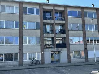 <p><span>Gelegen in het charmante Edegem, presenteert dit verzorgde appartement dat te koop wordt gesteld samen met de garagebox.   ideale combinatie van comfort en praktische ligging. De stijlvolle inkomhal zet meteen de toon met zijn fraaie betegeling en goed verlichte ambiance.</span></p><p><span> </span></p><p><span>Het appartement beschikt over een gezellige slaapkamer, perfect voorzien van natuurlijk licht dankzij de grote ramen. De hoofdslaapkamer is ruim en biedt voldoende ruimte voor een comfortabel dubbel bed en een babybedje, wat het ideaal maakt voor jonge gezinnen. De woonkamer straalt een warme en uitnodigende sfeer uit met zijn moderne inrichting en royale raampartijen, waardoor er een overvloed aan daglicht binnenvalt.</span></p><p><span> </span></p><p><span>De keuken is functioneel ingericht en uitgerust met alle nodige apparatuur, waaronder een wasmachine en een moderne gaskookplaat. Deze ruimte is zowel praktisch als stijlvol, ideaal voor het bereiden van heerlijke maaltijden.</span></p><p><span> </span></p><p><span>Buiten biedt de garage volop parkeer- of opslagmogelijkheden, een onmiskenbaar pluspunt in deze bruisende buurt. Het appartement bevindt zich in een goed onderhouden gebouw en ligt nabij lokale voorzieningen en openbaar vervoer, wat het een uitstekende keuze maakt voor wie op zoek is naar een goed bereikbare woonomgeving. </span></p><p><span> </span></p><p><span>Kortom, dit appartement vormt een uitstekende investering voor wie op zoek is naar een comfortabele woonst in een dynamische omgeving. Mis deze kans niet en ontdek het zelf!</span></p><p><span>De woning is momenteel verhuurd, dus in het bezit van een conformiteitsattest.  Ideaal als opbrengsteigendom.  Natuurlijk ideaal als starterswoning of iemand die wat ouder is.  Er is een lift aanwezig.</span></p><p><span><br />De vermelde prijs is een </span><span>richtprijs</span><span>. Deze methode geeft u, als potentiële koper, de kans om op een </span><span>transparante manier</span><span> te bieden. Na ontvangst van de biedingen beslist de verkoper of hij/zij de eigendom verkoopt aan het hoogste bod. De richtprijs is dus niet bindend voor de verkoper.</span></p><p><span> </span></p>