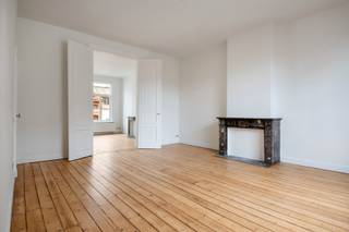 <div>
<div>
<div>
<div>
<p>Dit prachtig lichtrijk duplexappartement bevindt zich op een toplocatie, pal naast de Bourlaschouwburg en tussen de Schuttershofstraat en de Leopoldstraat. Het karaktervolle gebouw in neoclassistische stijl, ontworpen door architect Jacobs en daterend uit 1888, werd stijlvol gerenoveerd met behoud van authentieke elementen. Het appartement spreidt zich uit over de derde en vierde verdieping en biedt twee ruime slaapkamers en een recent volledig vernieuwde badkamer met ligbad, aparte inloopdouche en dubbele wastafel. De grote open leefruimte op warme parketvloeren geniet van hoge plafonds en prachtige originele houten elementen. De volledig ingerichte open keuken, zopas gerenoveerd met vernieuwde keramische kookplaat, oven en vaatwasser; baadt in het licht en vormt een prachtige connectie met de leefruimte. Bovendien geniet je vooraan van een charmant balkon, terwijl achteraan een zonnig terras met zuidwestoriëntatie uitnodigt om te ontspannen. Provisie voor gemeenschappelijke kosten: €80/maand.</p>
</div>
</div>
</div>
</div>
<div>
<div>
<div>
<p>Gelegen tussen de Schuttershofstraat met haar vele exclusieve boetieks en de gallerijen aan de Leopoldstraat, biedt dit appartement een prachtig uitzicht over de Bourlaschouwburg en het omliggende plein. Via de Frankrijklei is men in een mum van tijd zowel uit als in de stad. Kortom een optimale combinatie tussen wonen en werken in de stad! Mogelijkheid tot huren van parkeerplaatsen binnen 100m wandelafstand. Fietsen kunnen binnengezet worden. Huurder gezocht voor de lange termijn. Enkel privé verhuur, niet te huur voor vennootschappen. Onmiddellijk beschikbaar.</p>
</div>
</div>
</div>