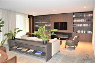 <h2><span>Schelde 21 Luxueus wonen met persoonlijke zorg in Antwerpen</span></h2><p><span>Ontdek Schelde 21, een unieke residentie aan de Ledeganckkaai in het trendy Zuid van Antwerpen. Hier combineert u luxueus en zelfstandig wonen met persoonlijke service en zorg op maat.</span></p><p><span>De ruime, gemeubelde BEN-appartementen, ontworpen door Vincent Van Duysen, bieden hoogwaardige afwerking en prachtige zichten. Er is bovendien zicht op de binnentuin, een binnenzwembad en een uitgebreid dienstenpakket op maat.</span></p><p><span>Geniet van alle vrijheid van zelfstandig wonen, met de zekerheid van professionele ondersteuning wanneer u die nodig heeft. Kunst, cultuur, gastronomie, wellness en het bruisende stadsleven bevinden zich vlakbij.</span></p><p><span>Troeven:</span></p><ul><li><span>Verlaagd btw-tarief van 12% i.p.v. 21%</span></li><li><span>Vrijgesteld van onroerende voorheffing</span></li><li><span>BEN-appartementen</span></li><li><span>Luxueuze inrichting en afwerking</span></li><li><span>Zicht op de binnentuin</span></li><li><span>Binnenzwembad</span></li><li><span>Persoonlijke zorg en dienstverlening op maat</span></li><li><span>Garage mogelijk aan te kopen voor 25.000</span></li><li><span>Syndickosten: 276,75/maand</span></li></ul><p><span>Dagelijkse kosten:</span></p><ul><li><span>Verblijfsvergoeding: 43,75/dag</span></li><li><span>Basisdienstverlening: 4,18/dag</span></li></ul><p><span>Schelde 21: luxueus wonen, zelfstandig leven en zorgeloos genieten van Antwerpen.</span></p><p><span>Bel of mail ons voor meer informatie of een bezoek.</span></p><p><span> </span></p>