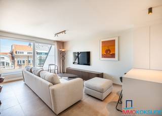 Residentie Monico is gelegen in het commerciële centrum van Koksijde-Bad. Dankzij de uiterst centrale ligging zijn alle winkels maar ook de Zeedijk onmiddellijk bereikbaar.<br /><br />Het zeer ruime appartement (161m²) bestaat uit: inkomhall, ruime woonkamer met toegang tot het terras met lateraal zeezicht, open en volledig ingerichte keuken, heel ruime slaapkamer met terras, tweede slaapkamer, badkamer met dubbele ingebouwde wastafel, inloopdouche, ligbad en toilet, vestiaire en afzonderlijk toilet. Via de trap in de woonkamer bereiken we de nachthall, hier zijn er nog 2 slaapkamers met terrassen, een badkamer met inloopdouche en dubbele wastafel, afzonderlijk toilet en een berging. <u><strong>Totale oppervlakte terrassen = 76,75 m².</strong></u><br /><br />Privatieve berging, schilderwerken en meubels inbegrepen in de verkoopprijs.<br /><br />Verkoop onder BTW-stelsel. 6% mogelijk indien koper aan de voorwaarden voldoet.<br /><br />Het appartement is uitermate geschikt voor vaste bewoning of als tweede verblijf.
