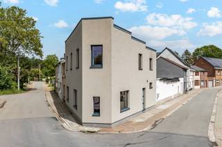 <p><span>Instapklare woning met 3 ruime slaapkamers!</span></p><p><span>Deze woning is gelegen in de dorpskern en toch in het groen; vlakbij handel, scholen en verbindingswegen.</span></p><p><span>De troeven van deze woning zijn absoluut de locatie, de perfecte staat en de aanwezigheid van een tuintje en garage!</span></p><p><span>Op het gelijkvloers bevinden zich de inkomhal, apart toilet, ruime en lichtrijke woonkamer met aansluitend de volledig ingerichte keuken, met aansluiting naar de zonnige tuin.</span></p><p><span>Op de eerste verdieping bevinden zich 3 ruime slaapkamers en een prachtige ingerichte badkamer met dubbele wastafel, inloopdouche en ligbad.</span></p><p><span>Er is centrale verwarming op aardgas, er zijn zonnepanelen aanwezig. En verder is er nog een kelder en een garage.</span></p><p><span>Elke ruimte is ontzettend lichtrijk en door de perfect indeling ook groot! Op zoek naar een instapklare woning, in fantastisch goede staat, perfect onderhouden, met ruimte en licht en een tuintje, waar u heerlijk kunt genieten van de zon? Dan is deze woning zeker iets voor u! Neem contact op om uw bezoek te plannen!</span></p><p><span>EPC 140, uc 2300713; Si in aanvraag; P-score A, G-score A; </span><span>Bestuursmaatregelen in het maatregelenregister: nee.</span></p><p><span> </span></p>