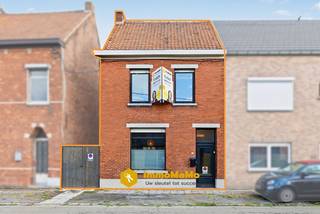 Ben je op zoek naar een gezellige woning met potentieel? Dan is deze <strong>knusse woning in Wachtebeke</strong> misschien wel jouw nieuwe thuis!<br /><br />De woning beschikt over <strong>2 slaapkamers, een vernieuwde badkamer en een functionele keuken</strong>. Achteraan geniet je van een <strong>tuintje,</strong> dat ideaal is om te ontspannen, te barbecueën of kinderen veilig buiten te laten spelen.<br />Deze woning is bijzonder geschikt voor een koppel, alleenstaande of startend gezin. Bovendien geniet je van een gunstige ligging, dicht bij winkels, scholen, openbaar vervoer en andere voorzieningen.<br /><br />De woning beschikt momenteel over een <strong>EPC-label F</strong>. Voor woningen met EPC-label E of F geldt in Vlaanderen een <strong>renovatieverplichting</strong>: de nieuwe eigenaar dient de woning <strong>binnen 6 jaar </strong>na de authentieke akte energetisch te renoveren tot minstens EPC-label D. <br />Dit biedt meteen ook een mooie opportuniteit om de woning volledig naar eigen smaak én hedendaagse energienormen verder te renoveren.<br /><br />Kortom: een charmante starterswoning met 2 slaapkamers, een vernieuwde badkamer, een gezellig tuintje en tal van mogelijkheden, op een vlot bereikbare locatie in Wachtebeke.<br /><br />Heb je interesse in deze woning? Schrijf je dan snel in voor de bezoekdag op:<strong> 10/09/2026 van 17h-19h</strong>.<br /><strong>LET OP: AFSPRAAK IS VERPLICHT! Bellen kan op: 0492 97 47 00</strong>
