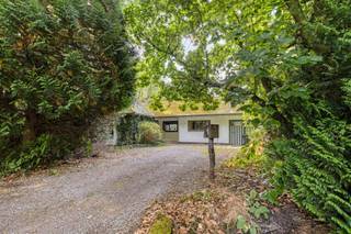 <p>Volledig te renoveren of af te breken woning op een prachtig perceel van 2.682 m² in het groene en gegeerde Schilde! <br /><br />Af te breken: Het perceel van 2.682 m² biedt ook de mogelijkheid tot sloop en heropbouw. Ideaal voor het realiseren van een moderne ééngezinswoning aan het voordelige btw-tarief van 6% (onder voorwaarden). Voor meer informatie omtrent de bouwvoorschriften en mogelijkheden, neem gerust contact op met ons kantoor.<br /><br />Te renoveren: Op een prachtig en uitstekend gelegen perceel in Schilde vinden we deze charmante woning met een bewoonbare oppervlakte van ca. 214 m². Een eigendom boordevol potentieel, ideaal voor wie op zoek is naar ruimte, rust en mogelijkheden. Bij het betreden van de woning komt u in de inkomhal met vestiaire mogelijkheden. Van hieruit bereikt u de ruime woonkamer, uitgerust met een gezellige open haard en directe toegang tot de zonnige veranda. Aansluitend bevindt zich nog een aparte zithoek met open haard en een prachtig zicht op de tuin. Verder beschikt de woning over een ruime keuken met ontbijthoek, een badkamer met ligbad en lavabo, 3 à 4 volwaardige slaapkamers en verschillende praktische bergruimtes. Buiten geniet u van een volledig privatieve, groene tuin van maar liefst 2.400 m².<br /><br /><u>Extra: </u><br />- EPC-klasse F (640 kWh -> renovatieverplichting!) <br />- Watertoets: perceelscore A, gebouwscore A --> Niet gelegen in mogelijks of overstromingsgevoelig gebied, niet gelegen in afgebakend overstromingsgebied of afgebakende oeverzone, niet gelegen in risicozone overstromingen<br />- Woonpark,  geen VKR, niet gelegen in bos, geen onroerend erfgoed<br />- Vg, Gmo, Vv.</p><p>- Maatregelenregister in aanvraag.<br /><br />Nabij school, winkels, autosnelweg, openbaar vervoer, etc. Voor meer info ga naar www.coenenvastgoed.be of bel 03/375.82.92</p>
