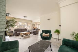 Op de eerste verdieping van een kleinschalig gebouw aan de Herentalsebaan 83 te Borsbeek bevindt zich dit zeer ruime en lichtrijke appartement met...