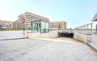 Enkele garagebox gelegen in het ondergrondse garagecomplex Promenade Parking 2, onder het Schildpadplein, in het centrum van Nieuwpoort-Bad. Uitstekend gelegen op wandelafstand van de zeedijk, de havengeul, tal van winkels, restaurants en het openbaar vervoer. Afmetingen: 3 m x 6 m.<br />Verkoop onder erfpacht.
