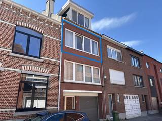 Bent u op zoek naar een knusse en goed uitgeruste appartement in een rustige omgeving, op een steenworp van het station van Heverlee? Dan is dit fijne 1-slaapkamerappartement op de tweede verdieping van een kleinschalig gebouw met slechts drie eenheden zeker iets voor u!<br /><br />Bij binnenkomst verwelkomt u een verzorgde inkomhal met een handige vestiaire en een apart gastentoilet met wastafel. De lichte en aangename leefruimte sluit aan in een open keuken die volledig uitgerust is: keramische kookplaat, een oven, een dampkap, een koelkast, een vaatwasser en een spoelbak, aangevuld met ruime ingebouwde kasten.<br />De slaapkamer is gelegen aan de achterzijde van het gebouw en biedt rechtstreeks toegang tot een balkon. Vanuit de slaapkamer bereikt u ook de berging en de badkamer, die beschikt over een wastafelmeubel, een bad-douchecombinatie, een aansluiting voor de wasmachine en een ventilatiesysteem.<br /><br />Dit appartement kent daarnaast een zeer gunstige EPC-score (B label).<br /><br />Het appartement is beschikbaar vanaf 15/08/2026 met een maandelijkse huurprijs van € 825 + € 75 provisie voor verbruik privatief water en de gemeenschappelijke kosten. Elektriciteit en gas zijn apart af te sluiten.<br /><br />Is dit appartement een match? U kan dan een bezoek inplannen via 'Bezoekmoment kiezen'. Indien u de knop 'Bezoekmoment kiezen' niet kan terugvinden, betekent dit dat er momenteel geen bezoekmoment meer wordt georganiseerd. Wij zijn ook bereikbaar via het nummer 016 23 90 81, elke weekdag tussen 10u en 13u.