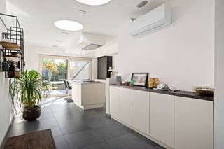 <p>Interesse in deze woning? Bekijk de virtuele rondleiding en plan eenvoudig online uw bezoek via Livitas.be.<br />Droomt u van een instapklare woning in een groene en rustige omgeving, vlak bij winkels, parken en openbaar vervoer? Dan is dit uw kans.<br />Bij het betreden van de woning komt u terecht in een gezellige woonkamer met onderhoudsvriendelijke tegelvloer. De open keuken is volledig uitgerust met onder meer een kookplaat, oven, microgolfoven, vaatwasser, spoelbak en ingebouwde dampkap.<br />De absolute troef van deze woning is de zonnige, privatieve tuin waar u in alle rust kunt genieten van het buitenleven.<br />Op de eerste verdieping bevinden zich twee ruime slaapkamers en een verzorgde badkamer met inloopdouche en lavabo.<br />De afgewerkte zolderverdieping biedt momenteel plaats aan een zeer ruime slaapkamer en kan, mits beperkte aanpassingen, worden omgevormd tot twee volwaardige slaapkamers.<br />Extra comfort wordt geboden door de aanwezige airconditioning in de woonkamer en één van de slaapkamers. Daarnaast beschikt de woning over dubbele beglazing, een conforme elektrische installatie en een gunstig EPC.<br />Beschikbaar bij akte.<br />Mis deze unieke opportuniteit niet en maak vandaag nog online uw afspraak via Livitas.be.</p>
