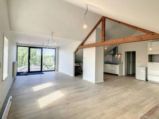 Cet appartement rénové est situé sur la Poperingseweg à Vlamertinge, à moins de 10 minutes de route d'Ypres et de Poperinge. Il est situé au deuxième étage d'une petite résidence et est accessible par un escalier extérieur. Vous pouvez vous garer dans la rue.<br /><br />Disposition :<br />*Rez-de-chaussée : <br />- escalier extérieur<br />- un local à déchets et à vélos<br /><br />*Étage +2 :<br />- espace de vie spacieux et lumineux (45 m²) <br />- cuisine ouverte installée (9 m²) équipée d'une plaque à induction avec hotte, four combiné et évier <br />- salle de bain (4 m²) avec baignoire avec douche, lavabo et armoires à linge<br />- toilettes séparées<br />- rangement<br />- chambre (14 m²)<br /><br />=> Disponible à partir du 15/10/2026<br />=> Étiquette EPC B<br />=> Eclipse présente