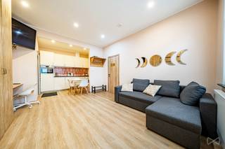 We Invest heeft het genoegen u deze gelijkvloerse woning voor te stellen, ideaal gelegen tussen Sint-Agatha-Berchem en Sint-Jans-Molenbeek.<br />Het appartement, dicht bij alle voorzieningen, bevindt zich op het gelijkvloers van een kleine mede-eigendom zonder lasten en is als volgt ingedeeld:<br /><br />1e ingang: woonkamer, eetruimte, uitgeruste keuken, doucheruimte<br />2e ingang: hal, eetkamer, volledig uitgeruste keuken, woonkamer, slaapkamer, doucheruimte, terras en tuin<br /><br />De twee eenheden worden gescheiden door een lichte scheidingswand. De units worden momenteel gebruikt voor kortetermijnverhuur met een inkomen van ±12.000€ over het laatste kwartaal van 2025. Bezettingsgraad van 90% op jaarbasis. Huidig bruto rendement = ±17%.<br /><br />Opmerking:<br />Juridische situatie = een appartement met 2 slaapkamers + tuin<br />Feitelijke situatie = een studio + een appartement met 1 slaapkamer en tuin<br /><br />Het pand is volledig uitgerust, elektriciteit conform tot 2038. EPC E met 268 kWh/m²/jaar. Een kelder en een gemeenschappelijke ruimte vervolledigen dit pand.<br /><br />Info en bezoeken: maxime.l@weinvest.be<br /> of 02 315 77 22.
