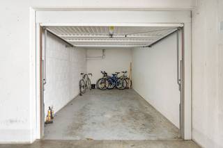 In het hart van Middelkerke, in de Warande 41, bieden wij een ruime ondergrondse garage aan. Deze garage is ideaal voor wie een veilige en praktische parkeer- of opslagoplossing zoekt in het centrum van de kustgemeente.<br /><br />De inrit heeft een breedte van 2,25 m en een hoogte van 1,82 m. Binnenin beschikt de garage over een lengte van 5,41 m, een breedte van 2,75 m en een hoogte van 2,05 m. Dankzij deze afmetingen is er voldoende plaats voor een wagen en bijkomende opslag.<br /><br />De garage is voorzien van verlichting en elektriciteit, wat het gebruik extra comfortabel maakt. De individuele poort is manueel te bedienen, terwijl de gemeenschappelijke inkompoort automatisch opent en sluit voor extra gebruiksgemak en veiligheid.<br /><br />Een uiterst praktische en betrouwbare oplossing voor wie in het centrum van Middelkerke woont of een tweede verblijf heeft.<br /><br />Voor meer informatie of een bezoek kunt u contact opnemen met Inti via inti@immofrancois.be of 0499 74 89 74.<br /><br />
