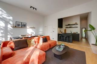 In de charmante Emiel Banningstraat vinden we het perfecte evenwicht tussen rustig wonen en genieten van het bruisende zuid. Op een steenworp van het KMSKA, het vernieuwde Zuidpark, gezellige cafés en restaurants, bevindt zich dit instapklare appartement op de eerste verdieping van een kleinschalig gebouw.<br /><br />Het kloppende hart van dit appartement is de bijzonder lichtrijke leefruimte, waar grote raampartijen, een mooie parketvloer en een authentieke schouwmantel zorgen voor een warme en karaktervolle sfeer. Aansluitend bevindt zich de open keuken, stijlvol geïntegreerd in de leefruimte en uitgerust met kwalitatieve inbouwtoestellen. Een volledige wand met ingemaakte kasten biedt bovendien heel wat praktische opbergruimte zonder afbreuk te doen aan het elegante karakter van de ruimte.<br /><br />Verder beschikt het appartement over twee volwaardige slaapkamers, die beide toegang bieden tot een gezellig balkon waar u in alle rust van de buitenlucht kunt genieten. De moderne badkamer is uitgerust met een ruime douche en een stijlvolle wastafel. In de nachthal bevindt zich daarnaast een praktische berging met aansluitingen voor een was- en droogmachine, evenals een apart gastentoilet.<br /><br />Kortom, een charmant appartement met karakter, comfort en een topligging op ’t Zuid.<br /><br />Interesse?<br />Contacteer LISTED voor een bezoek: +32 3 283 51 51.