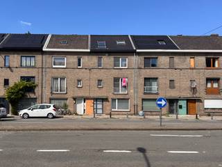 <p>Een prachtige kans om een volledig uitgerust huis te verwerven aan de Drongensesteenweg in Gent. Dit ruime pand biedt maar liefst vier slaapkamers, ideaal voor gezinnen die op zoek zijn naar een comfortabele en sfeervolle woning. Of voor uw studerende kinderen die elk hun eigen plek hebben. De verschillende badkamers en keukens zorgen ervoor dat de woning voor verschillende doeleinden kan gebruikt worden. </p>
<p>Met een perceeloppervlakte van 124 vierkante meter is er voldoende ruimte voor persoonlijke invulling en buitenactiviteiten. Dit huis biedt volop mogelijkheden om uw eigen stempel op te drukken en een warm thuis te creëren. Gelegen in een levendige buurt van Gent, bent u slechts enkele minuten verwijderd van lokale voorzieningen, scholen en openbaar vervoer. Dit maakt de locatie niet alleen aantrekkelijk voor gezinnen, maar ook voor iedereen die houdt van een dynamische levensstijl.</p>