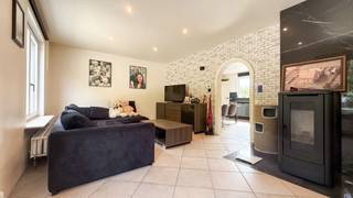 Bij ImmoFusion 7/7 “open huis” : klik op onze 3D-TOUR.<br />Ervaar vastgoed alsof je er zelf doorloopt!<br /><br />Stap binnen in deze aangename woning gelegen aan de Hemelstraat 23. Dankzij de praktische indeling, drie volwaardige en lichtrijke slaapkamers, een moderne badkamer, een volledig geïnstalleerde keuken en een grote tuin met voldoende parkeermogelijkheden, is dit een woning die meteen een comfortabel thuisgevoel weet te creëren.<br />Bij binnenkomst kom je terecht in de inkomhal. Meteen rechts bevindt zich de eerste volwaardige slaapkamer. Dankzij de aanwezige lichtinval is dit een aangename slaapkamer. Een stukje verder aan de rechterzijde vinden we de mooie, moderne badkamer.<br /><br />Wanneer je verder door de inkomhal loopt, kom je de overige twee volwaardige en lichtrijke slaapkamers tegen. De woning beschikt hierdoor over maar liefst drie volwaardige slaapkamers, ideaal voor gezinnen.<br /><br />Verderop kom je in de moderne en volledig geïnstalleerde keuken. Deze vormt het praktische hart van de woning en biedt alles wat nodig is om dagelijks comfortabel te koken. Vanuit de keuken heb je toegang tot de woonkamer, die daarnaast ook rechtstreeks vanuit de inkomhal bereikbaar is. Zo geniet je van een aangename en praktische circulatie doorheen de woning.<br /><br />Verder beschikt de woning over een handige wasruimte en een garage, wat zorgt voor extra comfort en praktische bergruimte. Ook boven is er een mooie troef aanwezig: over de volledige woning bevindt zich een grote, ruime zolder. Deze biedt heel wat mogelijkheden en kan naar eigen behoefte gebruikt worden als extra opslagruimte.<br />Ook buiten heeft deze woning heel wat te bieden. Je beschikt over een grote tuin met voldoende parkeermogelijkheden voor de woning. <br /><br />De combinatie van de praktische indeling, drie volwaardige slaapkamers, een moderne badkamer, volledig geïnstalleerde keuken, wasruimte, garage, bijzonder ruime zolder en grote tuin maakt van deze woning aan de Hemelstraat 23 een interessante opportuniteit voor wie op zoek is naar een comfortabele gezinswoning met voldoende ruimte.<br /><br />Pluspunten:<br />- 3 volwaardige en lichtrijke slaapkamers<br />- Moderne badkamer<br />- Moderne en volledig geïnstalleerde keuken<br />- Praktische inkomhal<br />- Ruime woonkamer<br />- Handige wasruimte<br />- Grote, ruime zolder over de volledige woning<br />- Grote tuin<br />- Voldoende parkeermogelijkheden<br />- Aangename gezinswoning<br />Maatregelen opgenomen in het Maatregelenregister: nee<strong><br /></strong><br />Voor een bezichtiging ter plaatse of meer info, bel ons op 078/78.78.70, of kom gewoon binnen op ons kantoor, steeds welkom!
