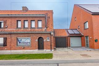 Te moderniseren woning  met 3 slaapkamers, bureau, garage en grote tuin (totale grondoppervlakte 308m²).