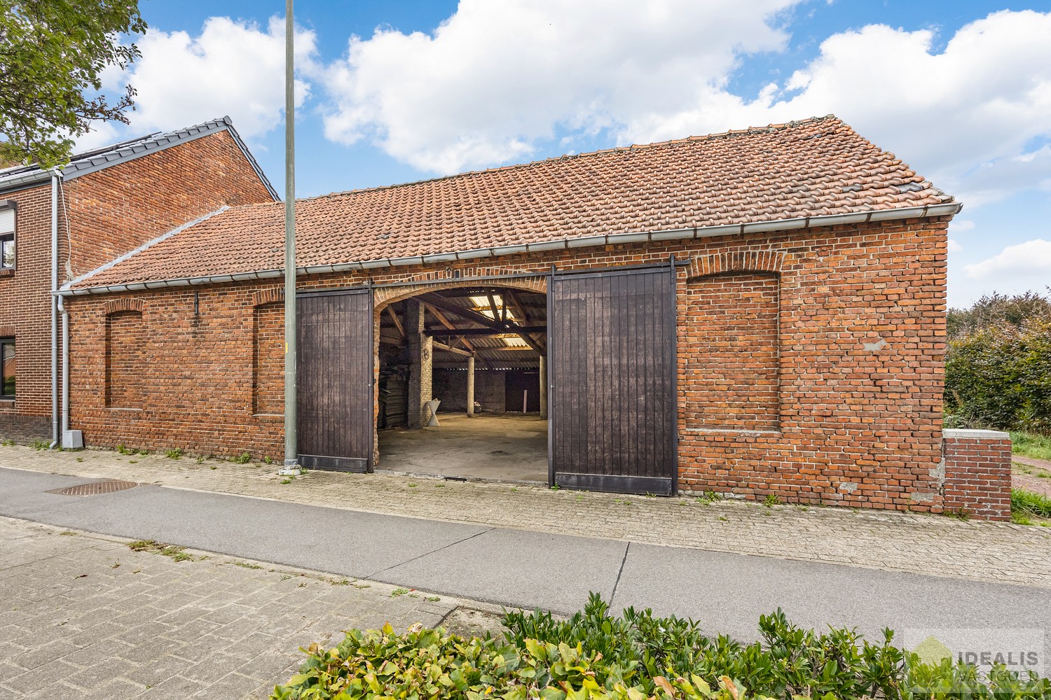 IDEALIS VASTGOED – LOODS/OPSLAGRUIMTE (+-220M²) UITERST GESCHIKT VOOR WIE OP ZOEK IS NAAR RUIMTE EN OPSLAG IN HET CENTRUM VAN PEER OP EEN ZEER GUNSTIGE LOCATIE! - foto 2