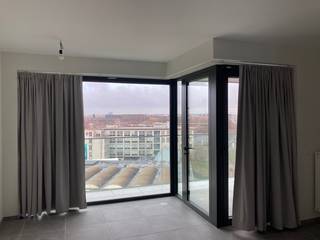 Op zoek naar een gezellige, lichtrijke studio op een toplocatie? Deze recente studio met een oppervlakte van 38m² is gelegen in het centrum van Hasselt op 5 minuutjes wandelen van het Kolonel Dusartplein. Winkels, horeca en openbaar vervoer liggen op wandelafstand, terwijl je toch geniet van rust en comfort. De studio beschikt over een aangename leefruimte met veel natuurlijke lichtinval, een praktische keuken, een badkamer en een terras waar je heerlijk kan ontspannen. Gelegen op de tiende verdieping biedt deze woonst een mooi uitzicht en extra privacy - een echte troef. Extra comfort? Dat kan. Een autostaanplaats is beschikbaar voor € 85 per maand (meerwaarde in het centrum). Beschikbaar vanaf 1 april 2026. De maandelijkse kosten bedragen € 80 en omvatten € 45 kosten gemene delen en € 35 gas. Water, elektriciteit en internet kiest en regelt u zelf. Het gebouw is voorzien van een lift. Er bestaat een mogelijkheid om de studio geheel of deels bemeubeld over te nemen, ideaal voor wie snel en zorgeloos wil intrekken. <br /><br />Voor meer informatie en/of het maken van een afspraak: patrik@ampvastgoed.be en/of ginda@ampvastgoed.be en 0465/00.40.45 en/of 0465/00.40.44