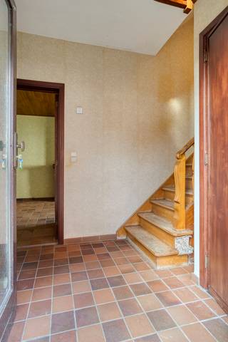 <p><u><strong>Mechelen: Rustig gelegen woning met gezellige tuin en garage</strong></u><br /><br />Deze woning biedt een uitstekende basis dankzij haar gunstige EPC-score C, waardoor er geen renovatieverplichting van toepassing is. Met de nodige modernisering creëert u hier een hedendaagse gezinswoning op een toplocatie.</p>
<p>Een van de grootste troeven is de ruime, groene tuin, waar u in alle rust kunt genieten van het buitenleven. Daarnaast beschikt de woning over een aparte garagebox, wat zorgt voor extra comfort en parkeergelegenheid.</p>
<p>Dankzij de rustige ligging in een aangename woonwijk, gecombineerd met de vele mogelijkheden die deze woning te bieden heeft, is dit een unieke kans voor wie op zoek is naar een woning met karakter, potentieel en een uitstekende ligging.<br /><br />Belangrijkste ruimtes:</p>
<ul><li>Ruime leefruimte</li><li>Open keuken met zicht op de groene tuin</li><li>3 slaapkamers</li><li>Zolderkamer met veel potentieel </li></ul>
Troeven:
<ul><li>Rustig gelegen </li><li>Gezellige, groene tuin</li><li>Garagebox</li><li>Ruime leefruimte met zicht op tuin</li></ul>