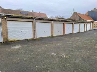 Deze garage is gelegen in een garagecomplex achteraan van een residentie en is geschikt voor uw wagen en/of fietsen. Ruime inrijruimte voor de garage.<br /><br />www.desmetpoupeyebrugge.be<br /><br />Voor meer info of een bezoek, contacteer ons 050 47 00 00 of kom langs op ons kantoor te Hoefijzerlaan 1 ('t Zand) Brugge.<br /><br />Box nr. 22<br /><br />- breedte: 2m65<br />- diepte :5m60<br />- inrijhoogte : ong. 1m90<br /><br />* afgesloten met PVC rolluik