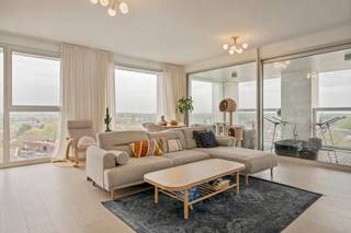 <strong>Huurprijs: 910 EUR per maand<br />+ 100 EUR per maand voor ondergrondse autostaanplaats en berging<br />+ 144 EUR per maand gemeenschappelijke kosten<br />Kosten plaatsbeschrijving zijn 50/50 te betalen door huurder en verhuurder<br />Huurwaarborg = 3 maanden huur<br />Beschikbaar: 01/09/2026<br /><br /></strong><strong>BEZOEK AANVRAGEN EN KANDIDAAT STELLEN VIA ONZE WEBSITE: www.deboerenpartners.be</strong><br />Indien u een bezoek wenst aan te vragen aan dit eigendom te huur, dan kan dit enkel via het aanvraagformulier op onze website. U zoekt het betreffende eigendom onder ons 'aanbod te huur', en klikt daarna bovenaan op 'bezoek inplannen'.<br />Daarna doorloopt u alle stappen en vult u de gevraagde gegevens in. Wij behandelen uw aanvraag binnen de 2 werkdagen en contacteren u daarna. Omwille van het grote aantal aanvragen, worden verzoeken via Immoweb, Immoscoop of Spotto niet behandeld.<br /><br /><span>Beschrijving van het appartement:</span><br />Dit prachtige appartement in het hartje van Turnhout biedt een uitstekende woonervaring. Dit appartement van 91m² bevindt zich op de zesde verdieping van de Turnova Toren. Het omvat een inkom met vestiaire, toilet, leefruimte met eetkamer op parket, open keuken (ingericht met combi-oven, koelkast met vriesvak, keramische kookplaat, vaatwasser en telescopische dampkamp met koolstoffilter), bijkeuken, 2 slaapkamers op parket, badkamer en een uniek terras van 17m² (westgericht).<br /><br />Tevens beschikt het appartement over een ondergrondse parkeerplaats (P446). <br />Daarnaast is er ook een private berging (B50).<br /><br /><span>Bijzonderheden:</span><br />- Lift aanwezig<br />- ondergrondse autostaanplaats en berging<br />- Centrale ligging nabij winkels, openbaar vervoer, scholen en station <br />- Energiezuinig appartement met energielabel A