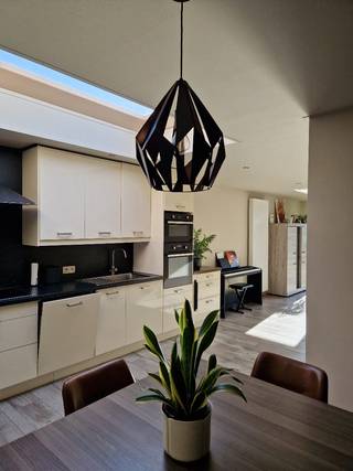 Op zoek naar een instapklare woning met karakter én comfort? Dan is dit charmante rijhuis in het centrum van Ninove precies wat je zoekt!<br /><br />Met een bewoonbare oppervlakte van 144 m² biedt deze woning alle ruimte die je nodig hebt. De woning werd gerenoveerd in 2018 en is voorzien van een condenserende gasketel, een pelletkachel voor extra gezelligheid, en conforme elektriciteit. Bovendien is het huis asbestveilig en heeft het een EPC-score C, wat betekent dat er geen renovatieverplichting geldt.<br /><br />Indeling:<br /><br />Gelijkvloers:<br />- Inkomhal met toegang naar de kelder<br />- Ruime leefruimte <br />- Moderne, uitgeruste keuken<br />- Gezellige eetplaats<br />- Praktische berging<br />- Apart toilet<br /><br />Eerste verdieping:<br />- 2 slaapkamers <br />- Moderne badkamer met inloopdouche en toilet<br /><br />Tweede verdieping:<br />- 1 ruime slaapkamer met inbouwkasten <br />- Klein zoldertje voor extra opslag.<br /><br />Buitenruimte: Geniet van de zon in de zuidwest gerichte tuin, een oase van rust en gezelligheid—perfect voor een aperitief in de avondzon.<br /><br />Locatie: Gelegen in het centrum van Ninove, op wandelafstand van scholen, winkels en openbaar vervoer. Bovendien ligt de woning niet in een overstromingsgebied, wat extra gemoedsrust biedt.<br /><br />Kortom: een warme, comfortabele woning op een toplocatie, klaar om nieuwe herinneringen te creëren.<br /><br />📞 Interesse? Neem snel contact op voor een bezoek op 13/14 juni en laat je verrassen door de charme van dit huis!