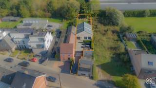 Op zoek naar een woning met karakter, ruimte en een rustige ligging? Deze charmante eigendom te Sint-Amands combineert authentieke elementen met een aangename woonomgeving en heel wat potentieel.<br /><br />Bij aankomst valt meteen de ruime oprit op, met plaats voor meerdere wagens. Via de garage betreden we de woning en komen we in de eerste inkomhal terecht die momenteel dienst doet als bureauruimte. Van hieruit bereiken we de gezellige leefruimte, waar de authentieke elementen zorgen voor een warme en huiselijke sfeer.<br /><br />Verder beschikt de woning over twee volwaardige slaapkamers en een volledig geïnstalleerde keuken met voldoende ruimte voor een gezellige eetplaats. Daarnaast is er een tweede inkomhal aanwezig. De badkamer is uitgerust met een douche in bad en een lavabo.<br /><br />Verder kunnen we nog een aparte bergruimte terugvinden en een gastentoilet.<br /><br />Ook buiten heeft deze woning heel wat te bieden. De groene tuin met terras vormt de ideale plek om te ontspannen, gezellig te aperitieven of te genieten van het rustgevende uitzicht. Een buitenruimte om tot rust te komen.<br /><br />Extra troeven zijn de ruime garage met plaats voor meerdere wagens en de enorme zolderverdieping, die tal van mogelijkheden biedt voor extra bergruimte of een verdere invulling naar eigen wens.<br /><br />Heb je interesse in deze halfopen bebouwing op een rustige locatie en groen zicht?<br />Neem gerust contact op via roy@julimmo.be of 0498 62 74 71.