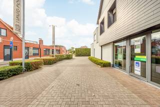 Goed gelegen kantoorruimte (circa 265m²) in het centrum van Meer (Hoogstraten) met parking.INDELINGGELIJKVLOERSEen inkomhal met wachtruimte,...