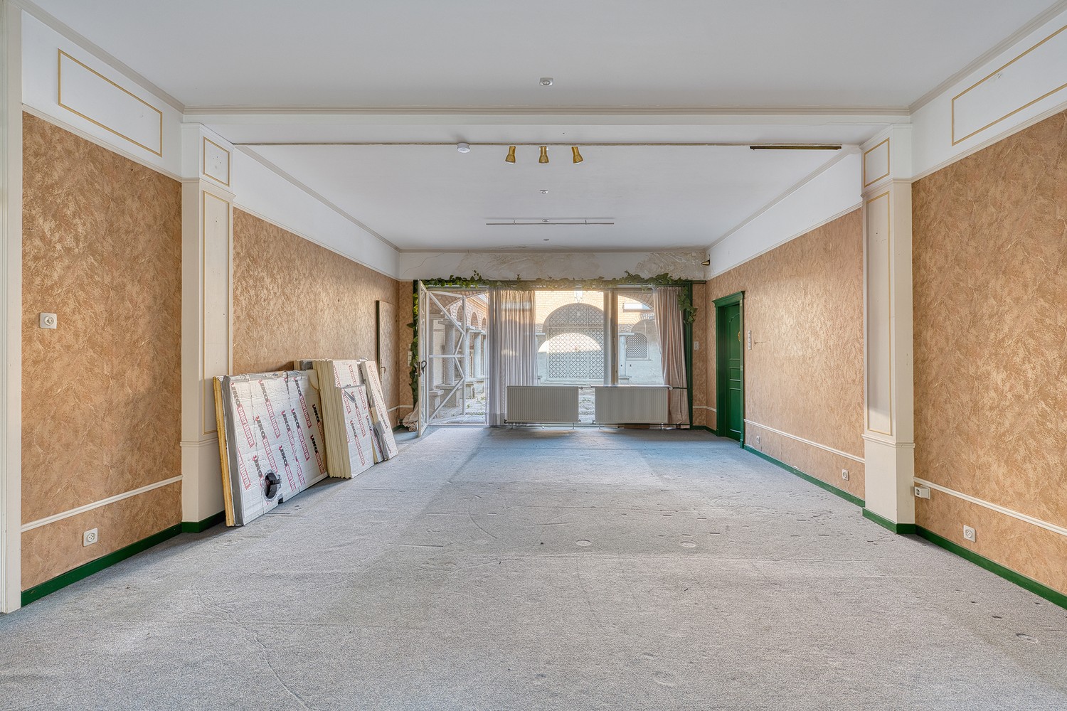 Hartje Brugge  TOP  TOERISTISCHE LIGGING , in de GOUDEN DRIEHOEK, Uitzonderlijk HANDELSPAND ( gevelbreedte 11 meter)                    LICHTRIJKE WINKELRUIMTE ,uitgevend op  Exclusieve STADSPATIO met overdekte rondgang van 105m²+ GARAGE van 30 m²  UNIEK  - photo 3