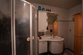 Goed gelegen duplex appartement.Inkomhal met apart toilet.Lichtrijke woonkamer, keuken (voorzien van alle toestellen) en toegang tot het terras.Op de...